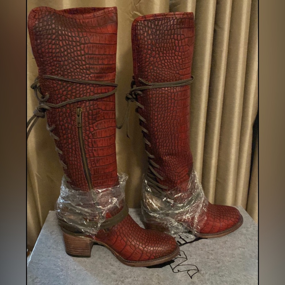 Freebird by Steven red croco coal size 7